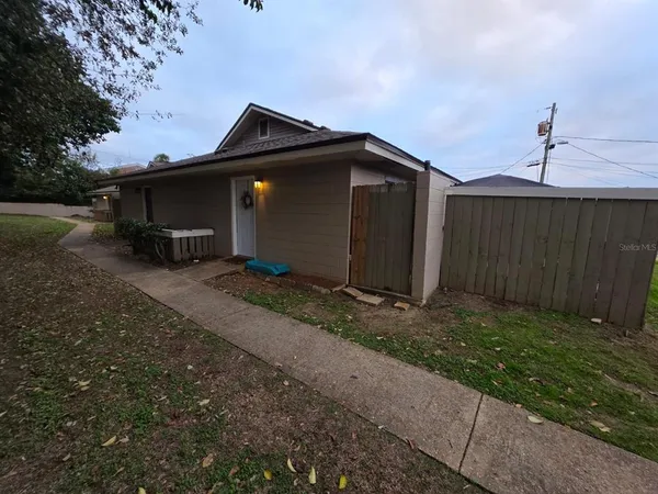 a view of a house with backyard and trees