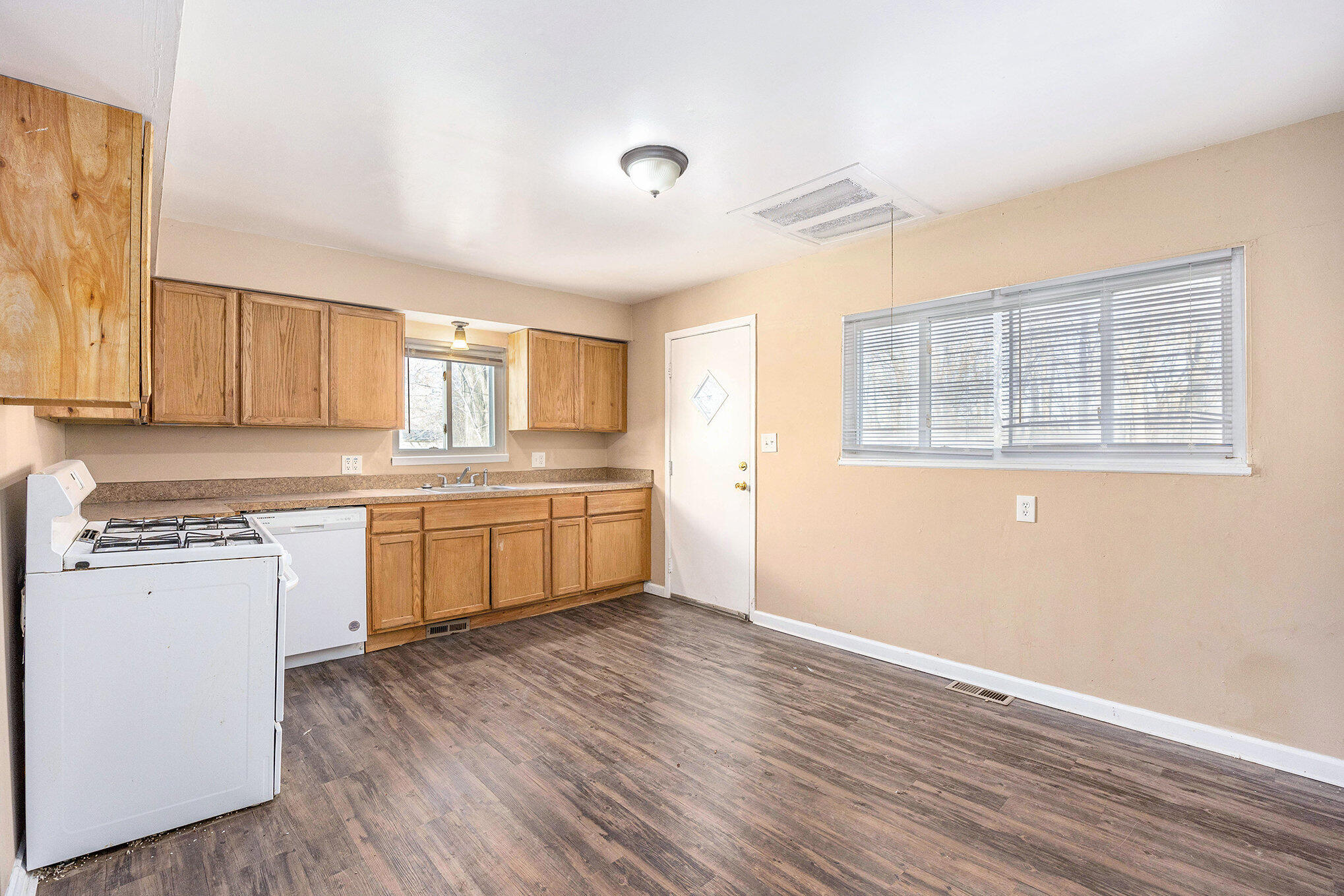 33505 Meldrum Street Chesterfield, MI 48047 - Photo 3 of 19 007_hp1a5775_557