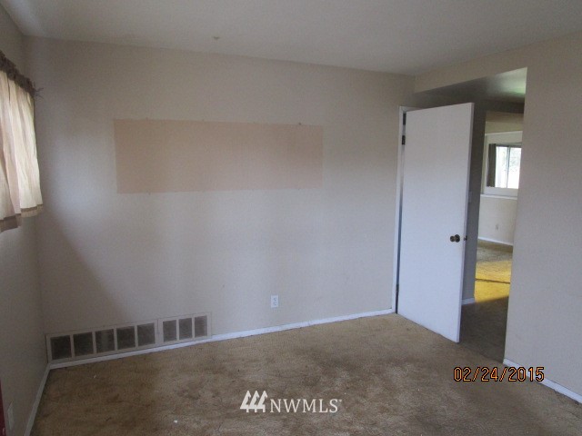 910 Edmonds Avenue Northeast Renton, WA 98056 - Photo 3 of 16