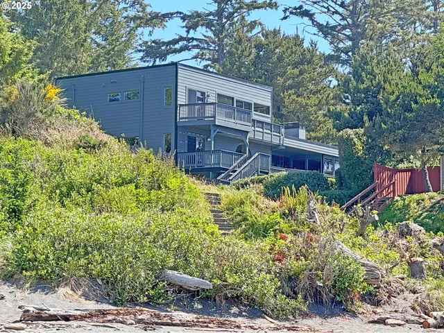 a view of a back yard