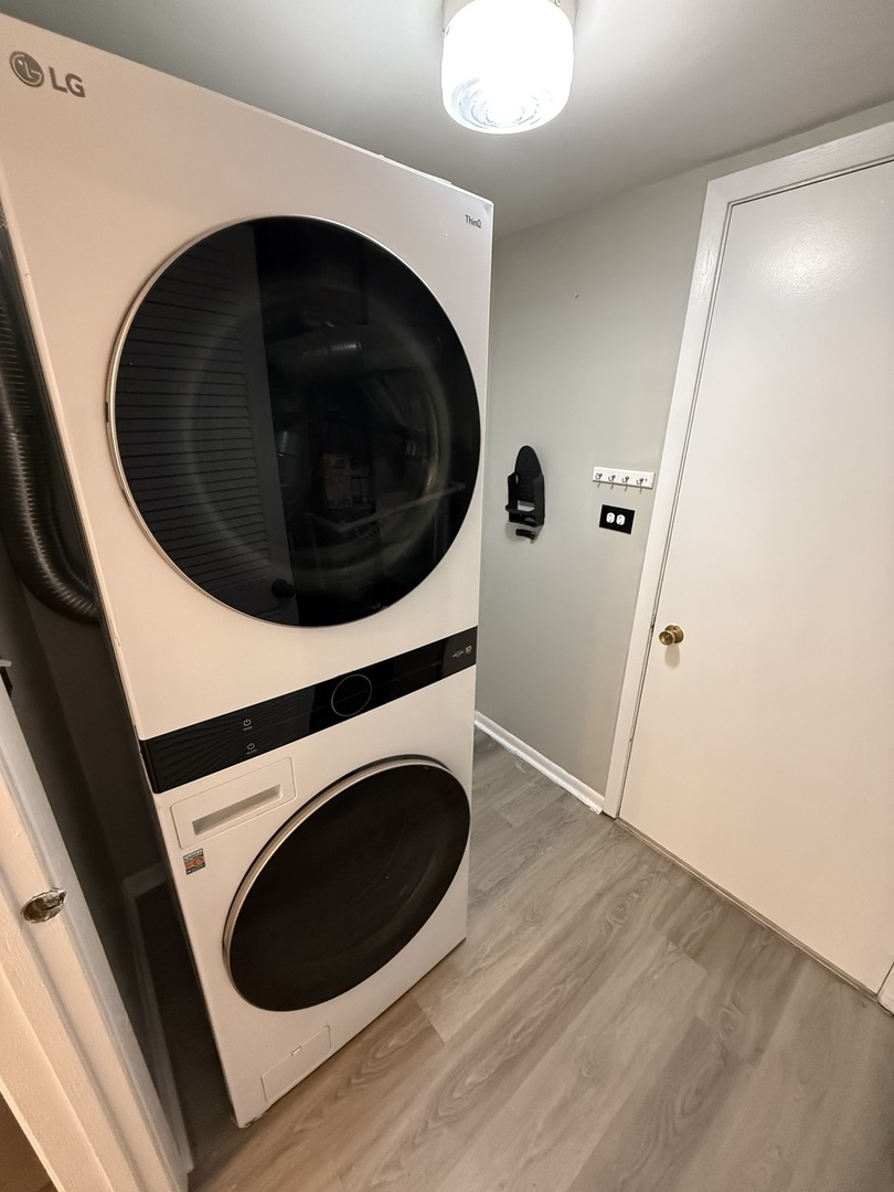 5513 Barclay Court Clarendon Hills, IL 60514 - Photo 16 of 20 a utility room with dryer and washer