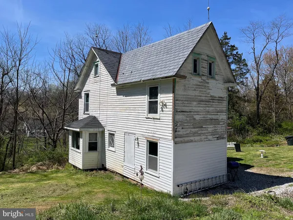 a view of front of house with a yard