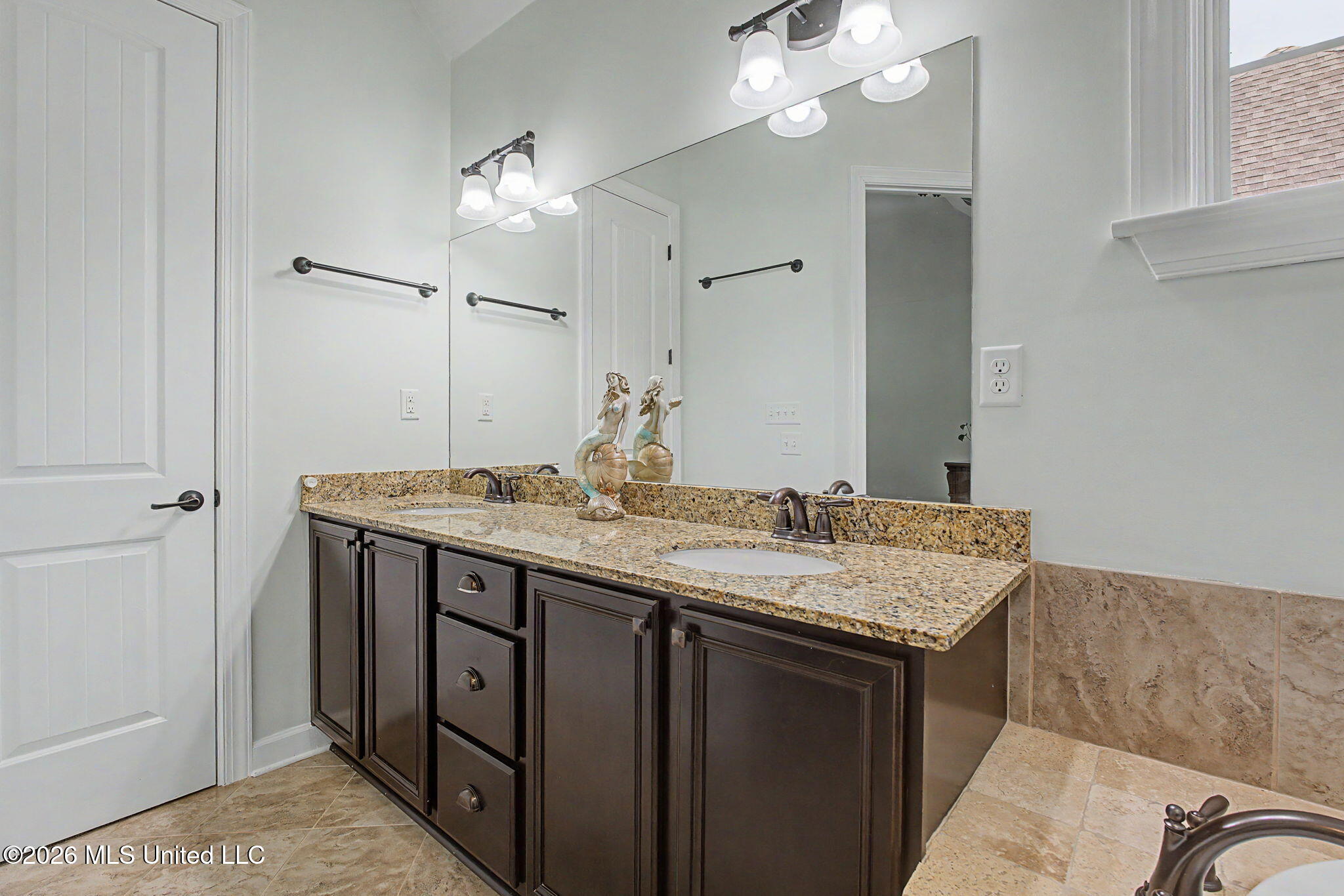 4253 Ridgemont Road Olive Branch, MS 38654 - Photo 25 of 46 Primary Suite