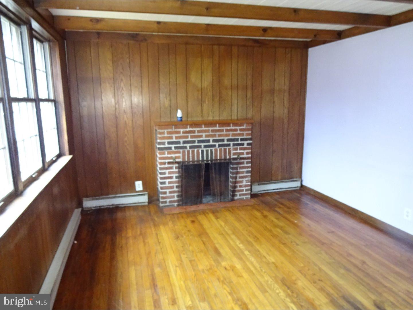 4419 Aberdale Road Philadelphia, PA 19136 - Photo 5 of 16 Living Room