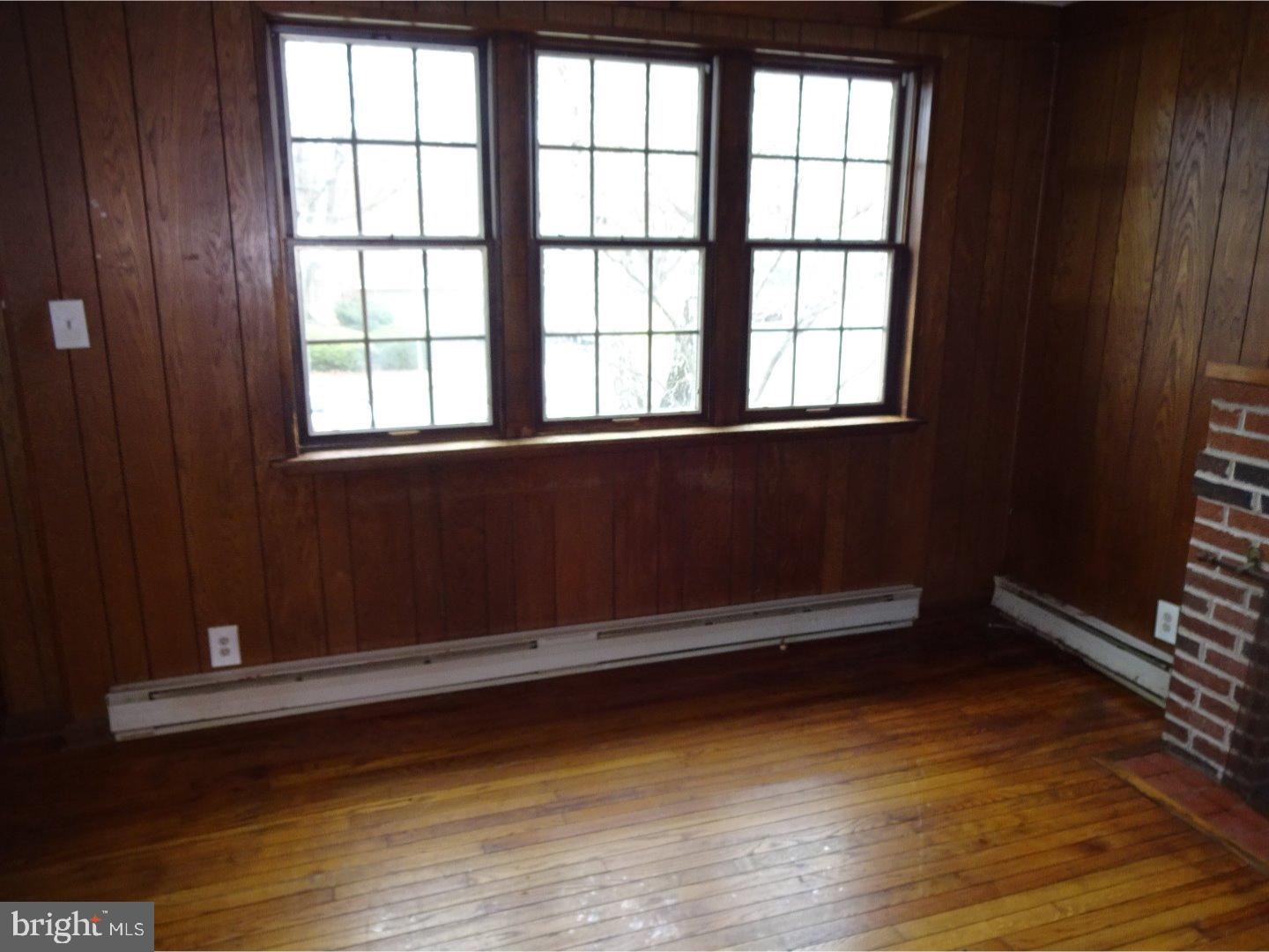 4419 Aberdale Road Philadelphia, PA 19136 - Photo 6 of 16 Living Room