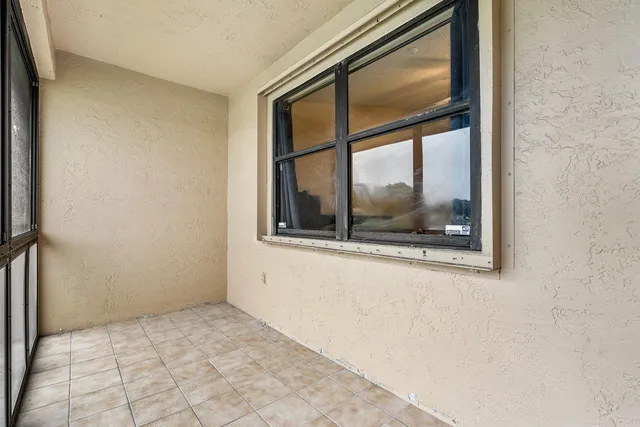 a view of empty room with window