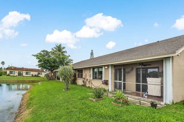 a view of a house with backyard