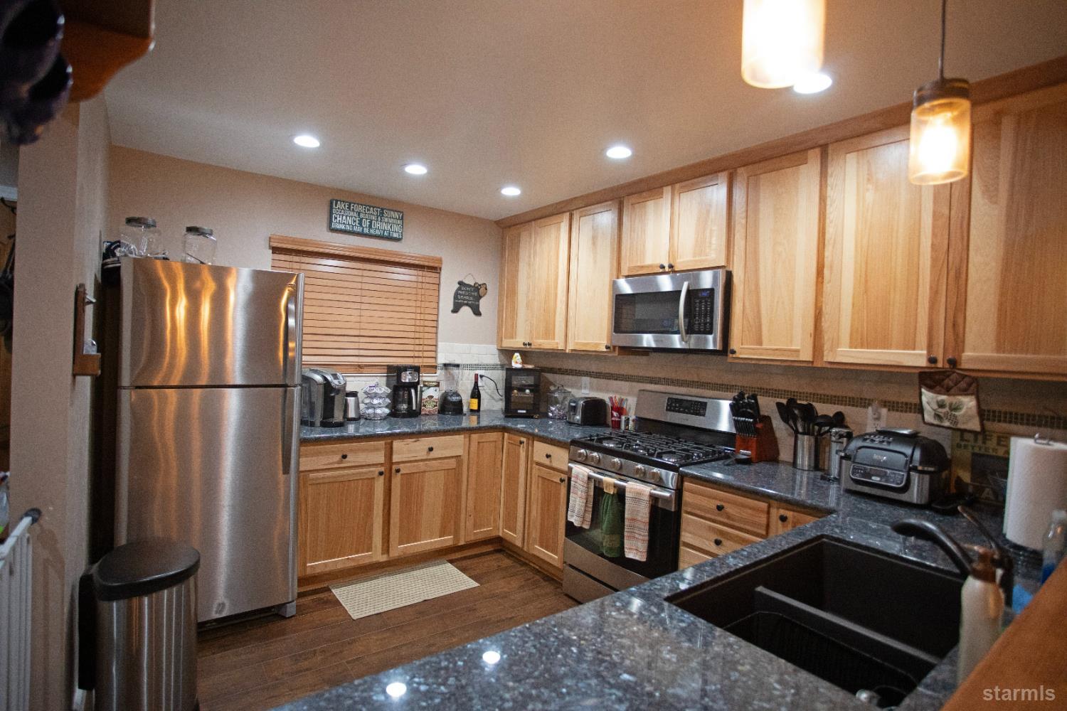 2569 Alma Avenue South Lake Tahoe, CA 96150 - Photo 5 of 35 a kitchen with granite countertop a refrigerator stove and sink