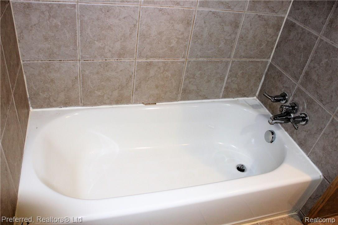 3366 Hannan Road Canton, MI 48188 - Photo 15 of 28 Bath.jpg