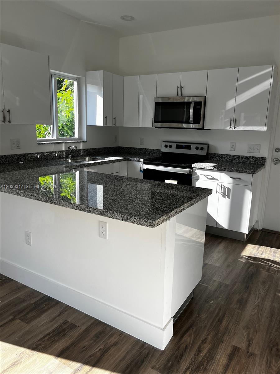 37 Northwest 70th Street, Unit B Miami, FL 33150 - Photo 5 of 17 Kitchen