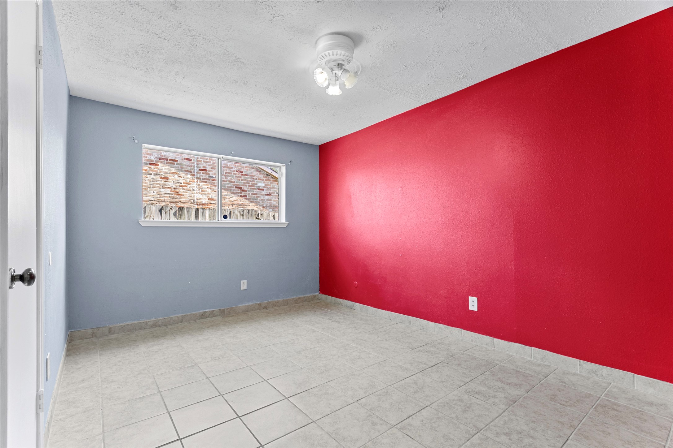 6630 Brownie Campbell Road Houston, TX 77086 - Photo 15 of 28 an empty room with windows