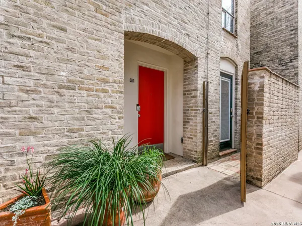 $1,925 | 185 Terrell Road, Unit 101, San Antonio, TX 78209