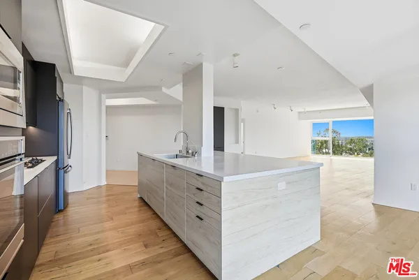 $7,495 | 13600 Marina Pointe Drive, Unit 602, Marina del Rey, CA 90292