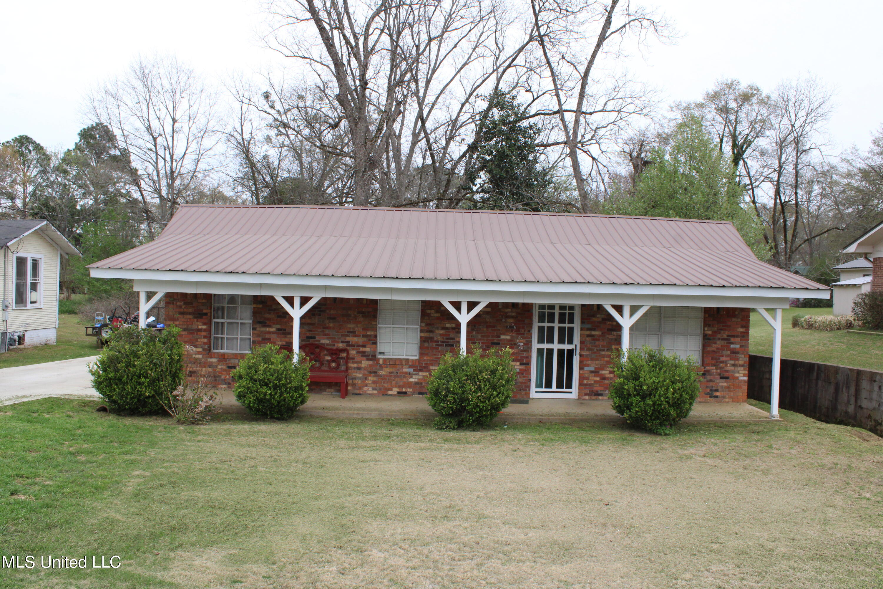 404 St Matthew Street Carthage, MS 39051 - Photo 3 of 27 IMG_2025