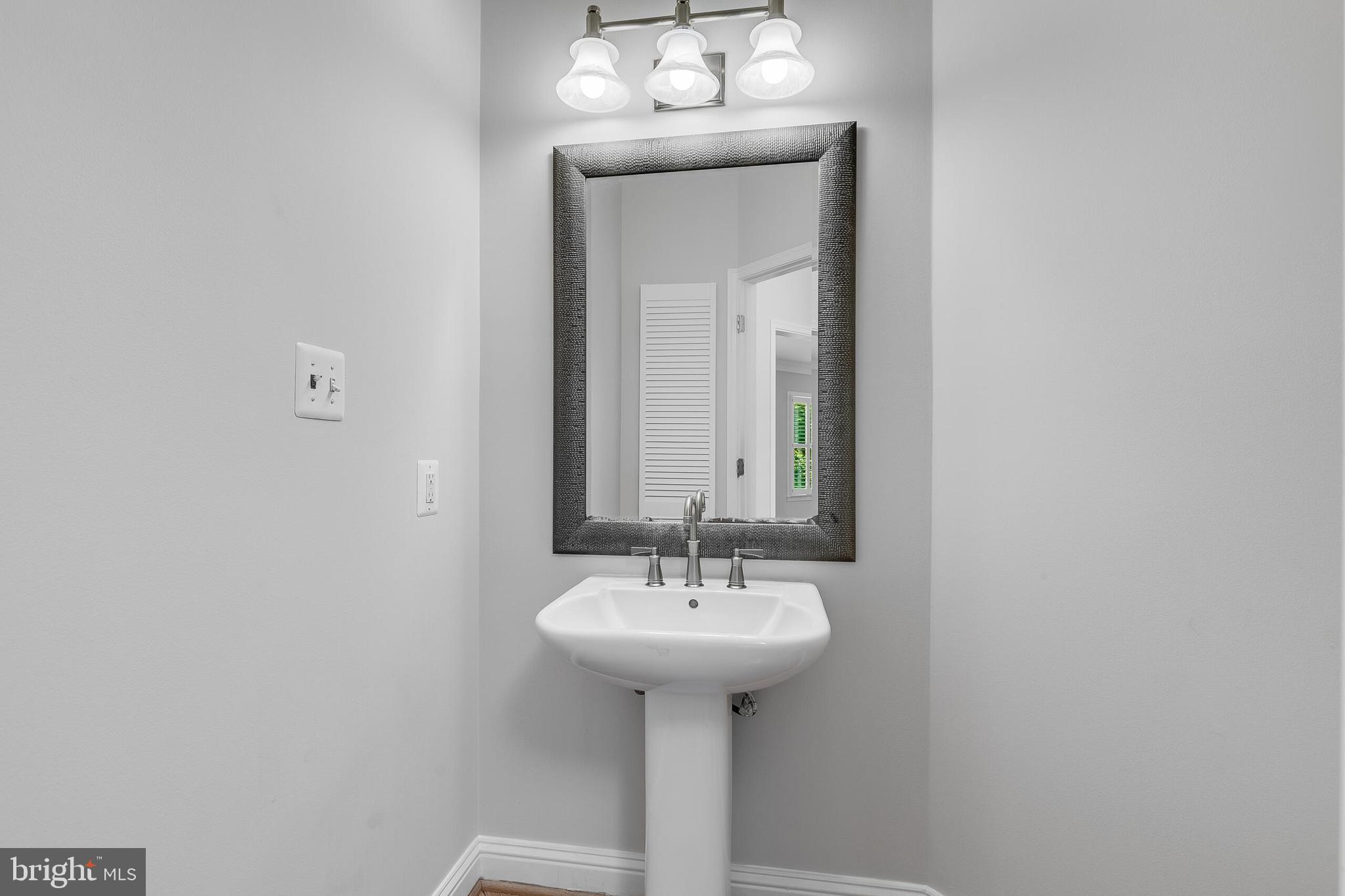 611 Catesby Court Southwest Leesburg, VA 20175 - Photo 43 of 96 a bathroom with a sink and a mirror