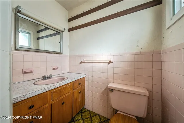a view of a livingroom with a ceiling fan and wooden floor