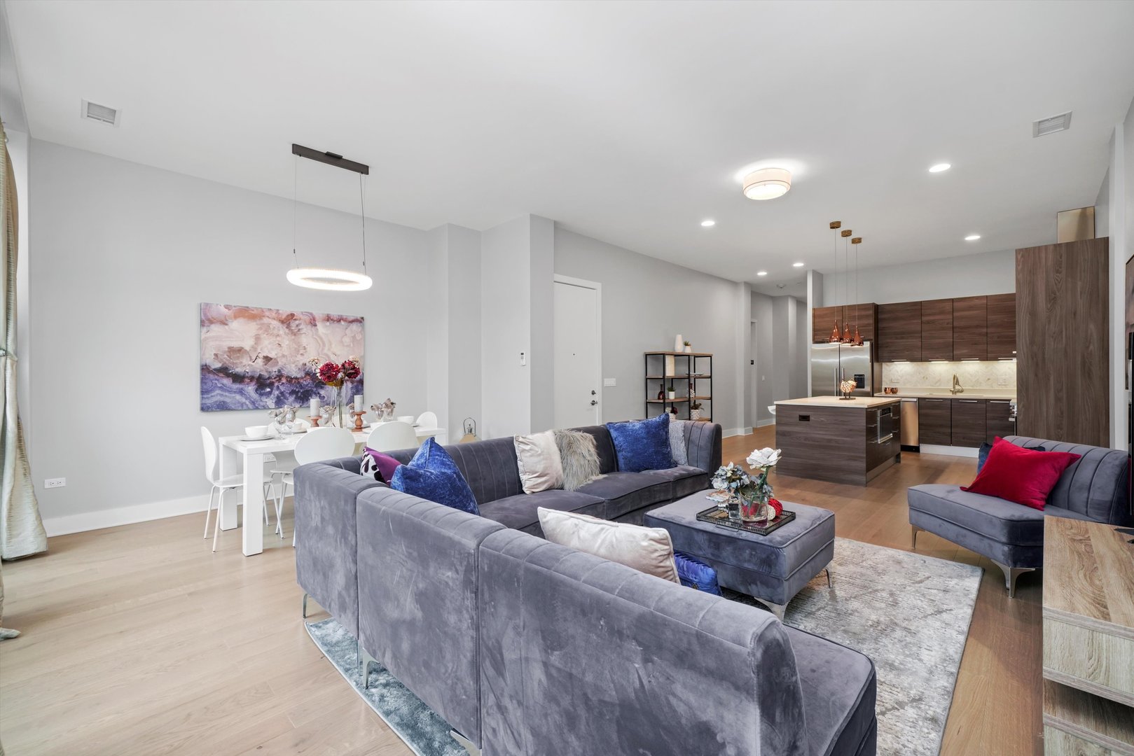 1128 West Adams Street, Unit 4E Chicago, IL 60607 - Photo 6 of 31 a living room with furniture kitchen view and a large window
