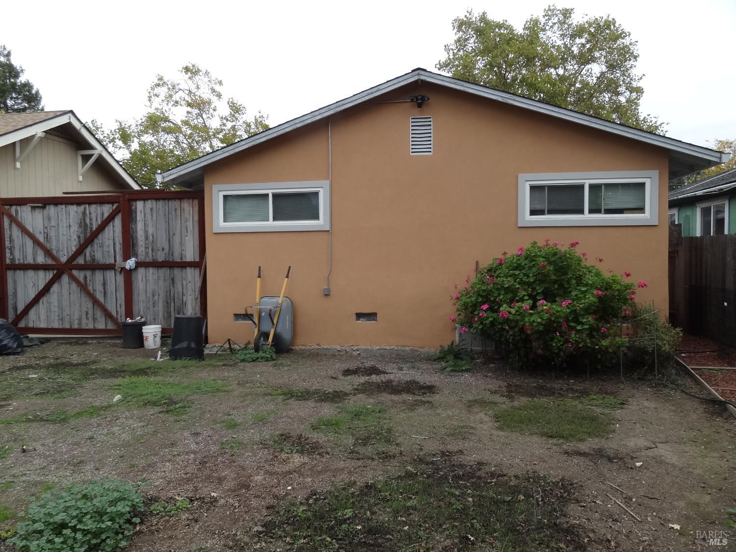1005 Temple Avenue Santa Rosa, CA 95404 - Photo 5 of 20 a backyard of a house with lots of green space