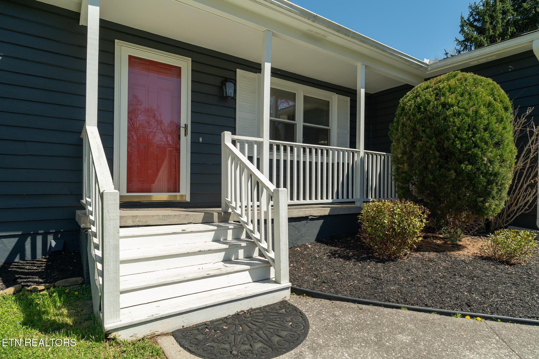520 Harrow Road Knoxville, TN 37934 - Photo 4 of 42 a porch with seating space