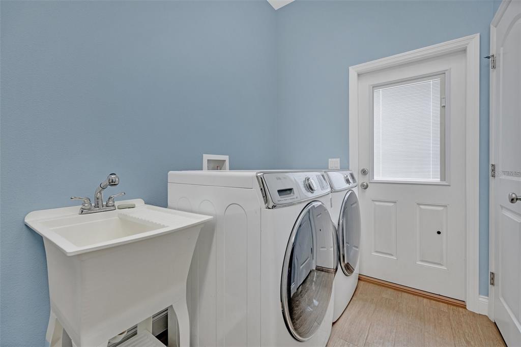 9824 Brantley Road Lithia, FL 33547 - Photo 28 of 38 a utility room with dryer and washer