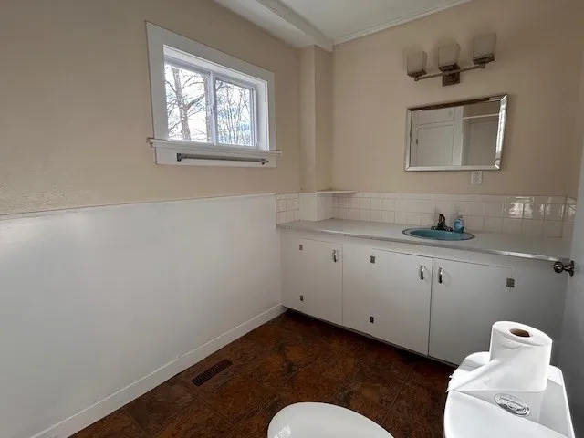 $900 | 160 Main Street, Unit 2, Charlemont, MA 01339