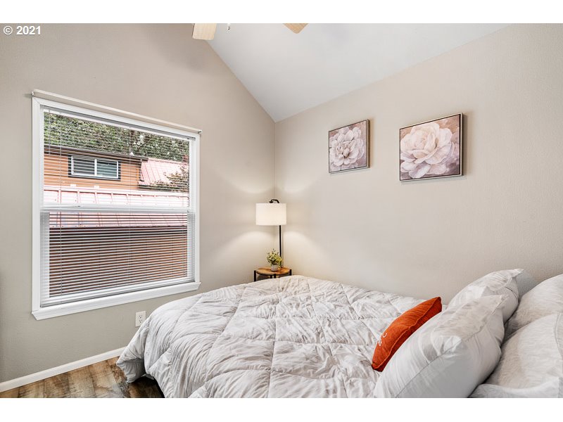 8372 Enchanted Way Southeast, Unit 192 Turner, OR 97392 - Photo 18 of 27 a bedroom with a bed and a window