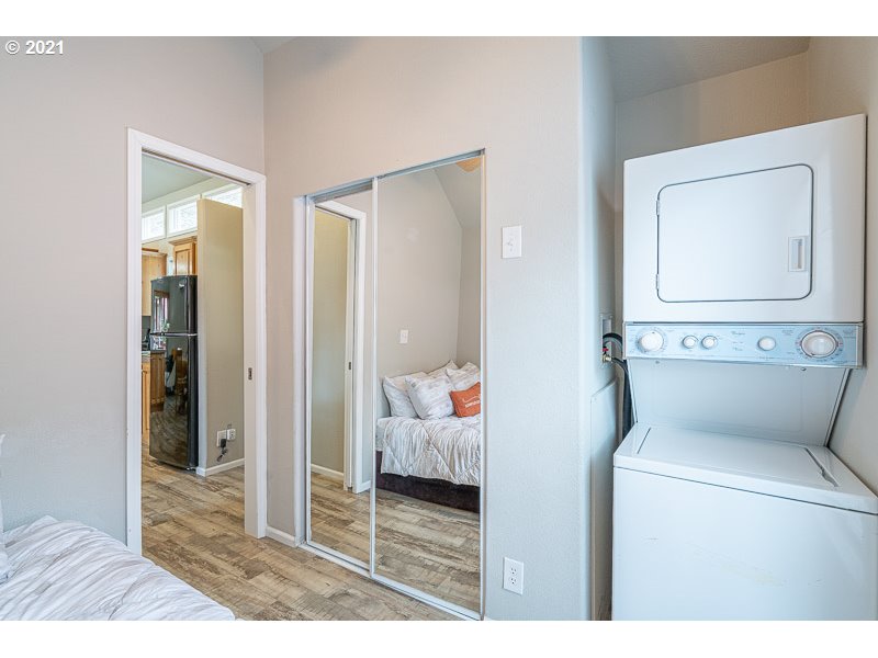 8372 Enchanted Way Southeast, Unit 192 Turner, OR 97392 - Photo 19 of 27 a en suite bathroom with a toilet sink and mirror