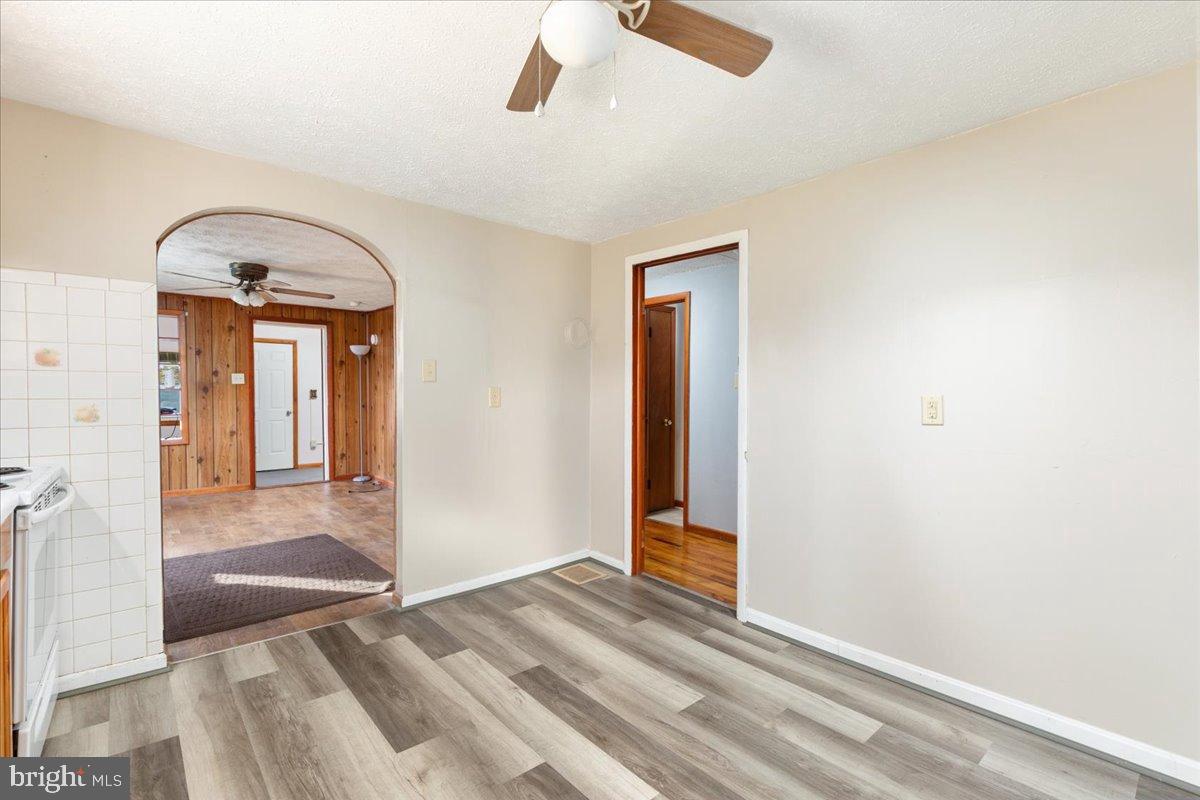 919 Ridge Hollow Road Edinburg, VA 22824 - Photo 5 of 35 Charming entryway with modern flooring.