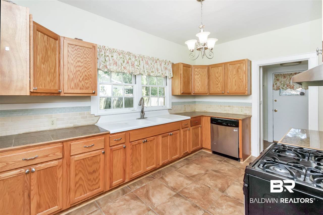 120 Margaret Street Mobile, AL 36607 - Photo 11 of 38