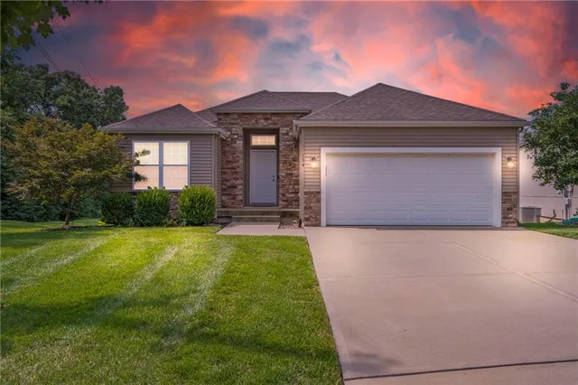 $445,000 | 194 North Camelot Drive, Liberty, MO 64068