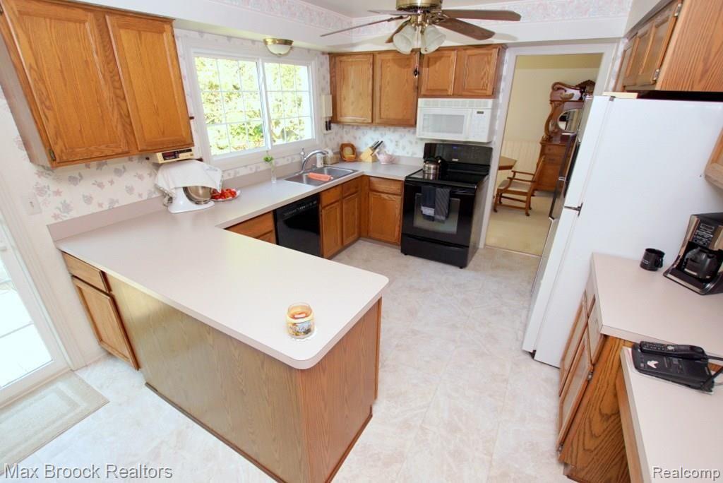 36296 Fredericksburg Road Farmington Hills, MI 48331 - Photo 4 of 30