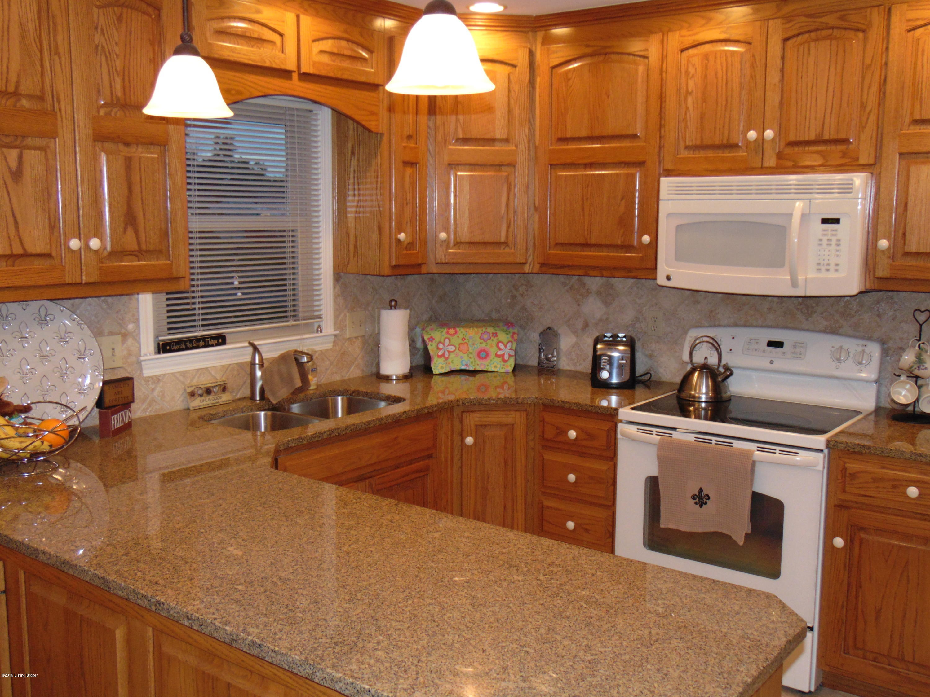 8212 Lacevine Road Louisville, KY 40220 - Photo 3 of 59 DSC00808