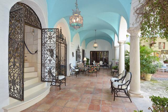 80 Middle Road Palm Beach, FL 33480 - Photo 20 of 33 a view of hall way with furniture