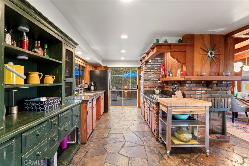 309 Castle Gate Road Lake Arrowhead, CA 92352 - Photo 3 of 58 Gallery Image 3