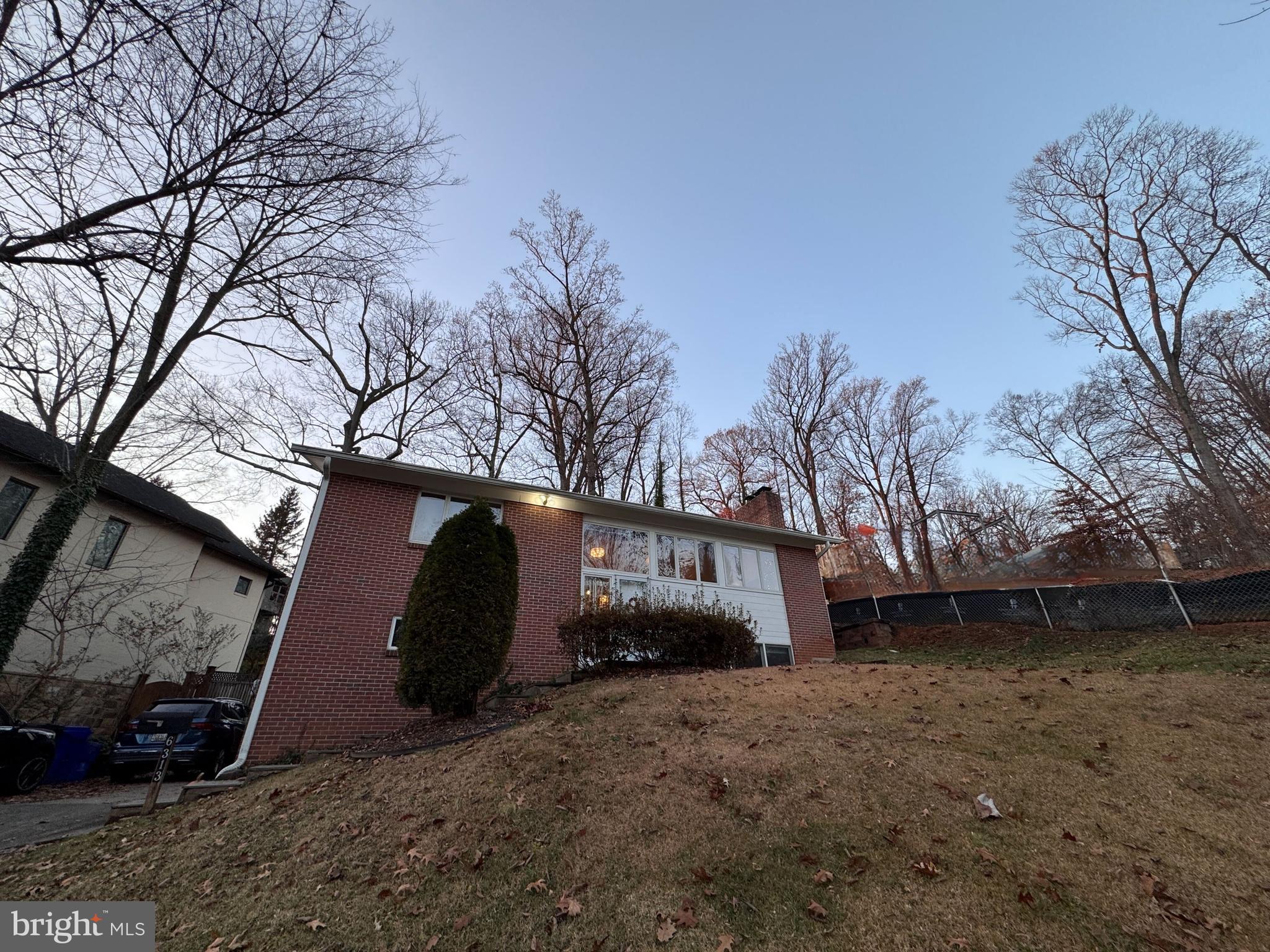 a view of a house with backyard and trees
