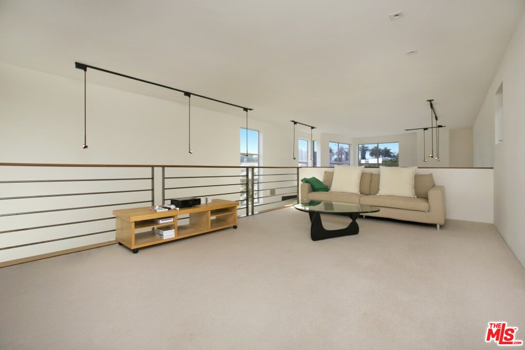216 Grand Boulevard Venice, CA 90291 - Photo 13 of 28 a living room with furniture and a table