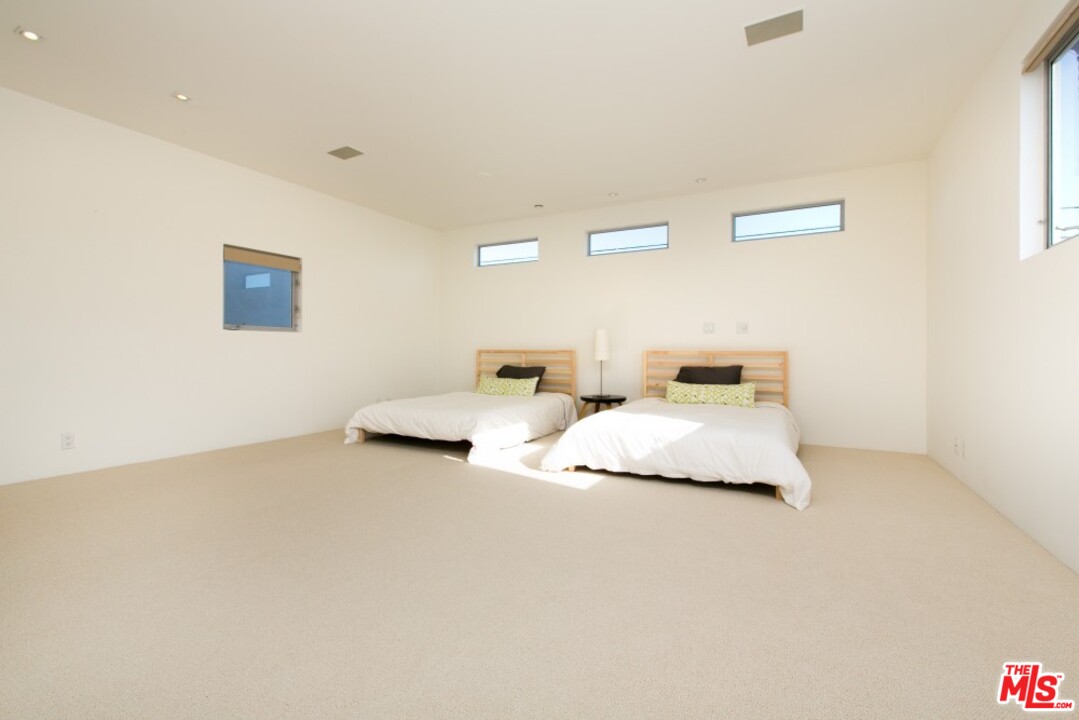 216 Grand Boulevard Venice, CA 90291 - Photo 15 of 28 a bedroom with a bed and a night stand