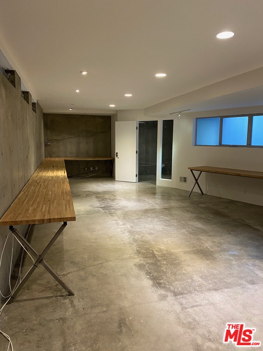 216 Grand Boulevard Venice, CA 90291 - Photo 21 of 28 a living room with furniture