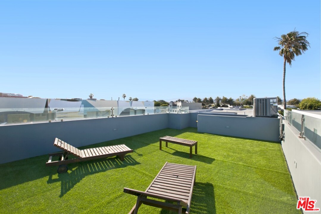 216 Grand Boulevard Venice, CA 90291 - Photo 22 of 28 a view of a chairs and table in patio
