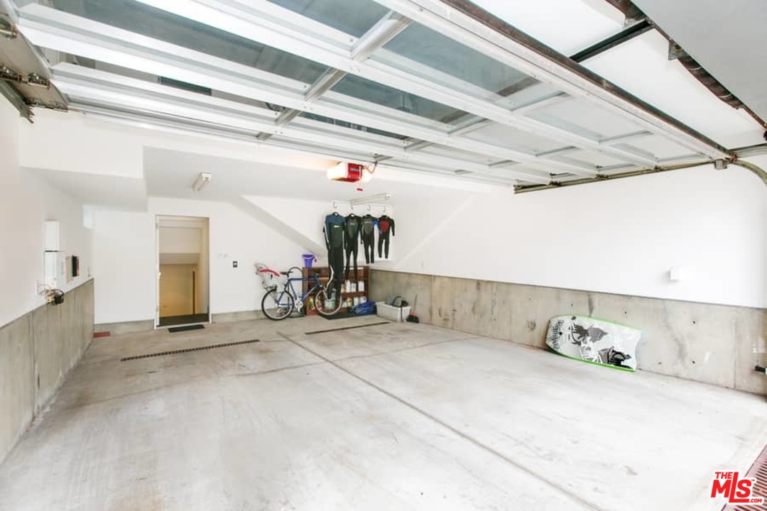 216 Grand Boulevard Venice, CA 90291 - Photo 25 of 28 a view of a room with gym equipment