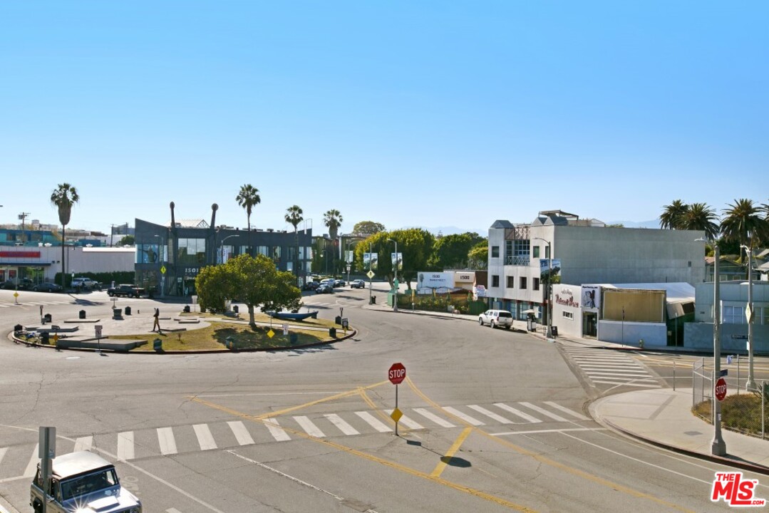 216 Grand Boulevard Venice, CA 90291 - Photo 28 of 28 a view of a city