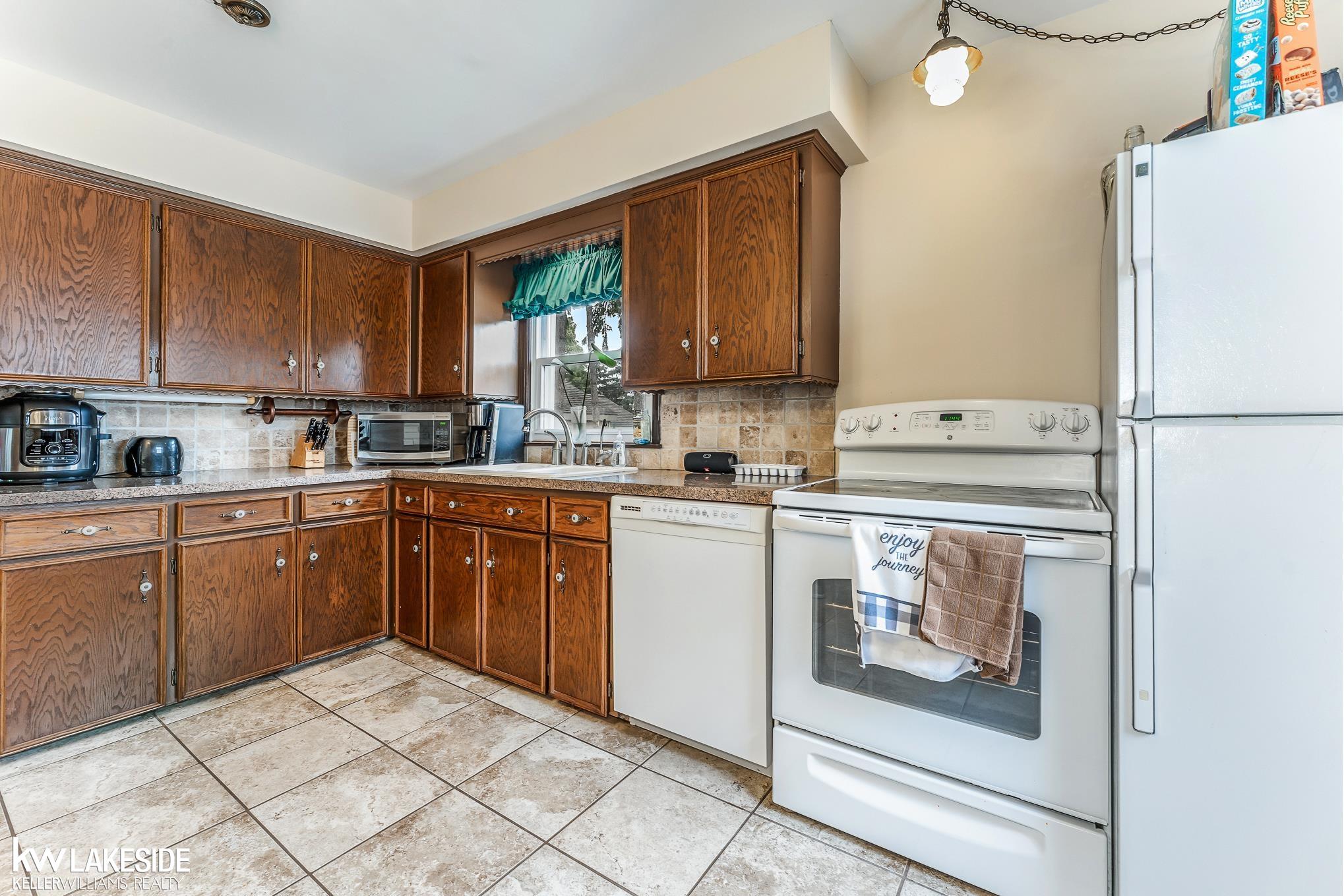 163 Croswell Street Romeo, MI 48065 - Photo 15 of 28 50091765-14.JPG