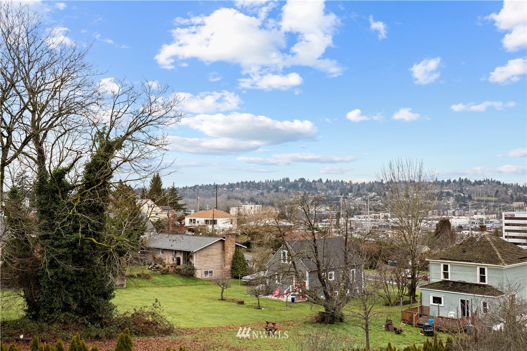 631 South 15th Street Renton, WA 98055 - Photo 3 of 40