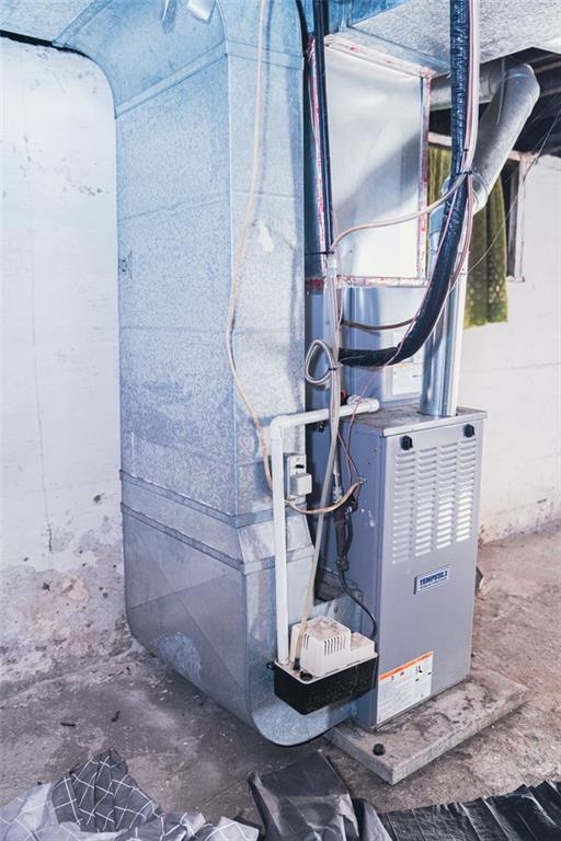 620 Kirkpatrick Street Pittsburgh, PA 15219 - Photo 14 of 15 a bathroom with a mirror and a shower