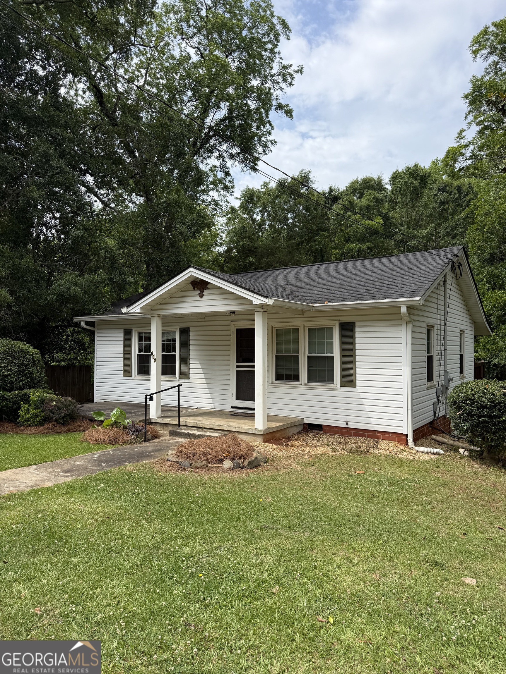 609 West Main Street Thomaston, GA 30286 - Photo 1 of 27 a front view of house with yard and green space