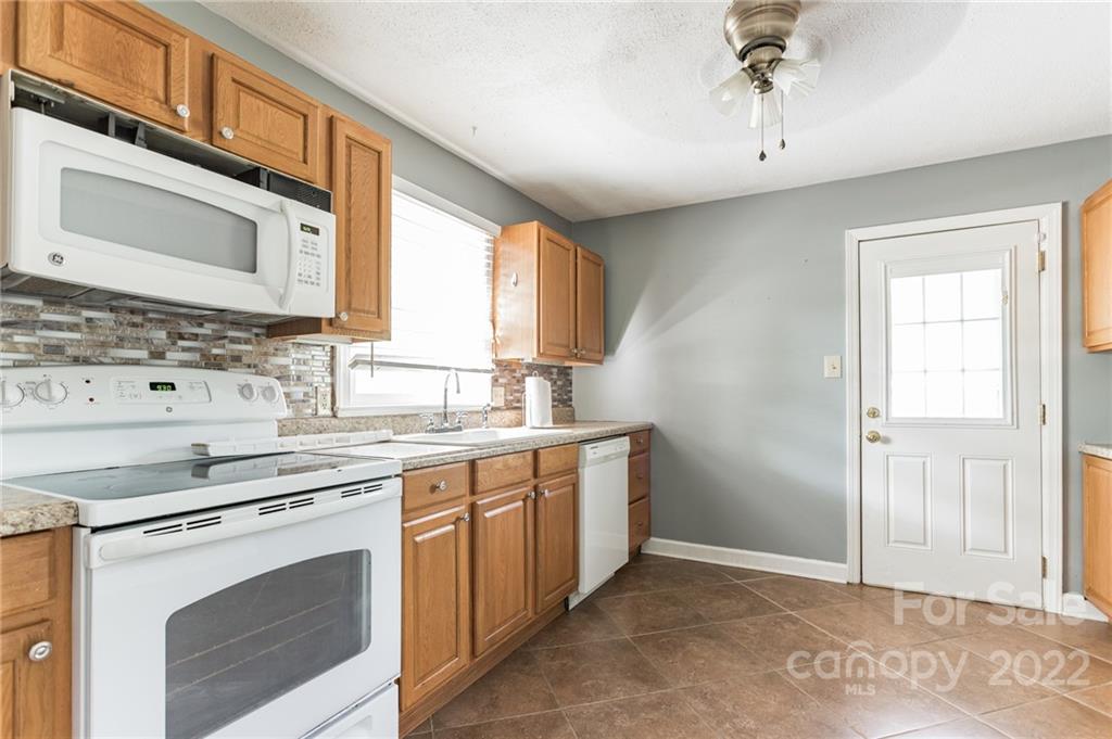 7605 Summerfield Road Summerfield, NC 27358 - Photo 6 of 28 Gallery Image 6