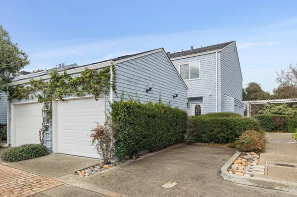 a view of a house with backyard