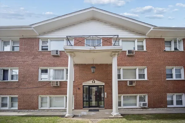 $169,900 | 10105 Hartford Court, Unit GB, Schiller Park, IL 60176