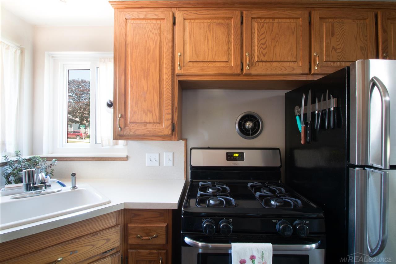 102 Normandy Road Royal Oak, MI 48073 - Photo 12 of 29 50045505-11.JPG
