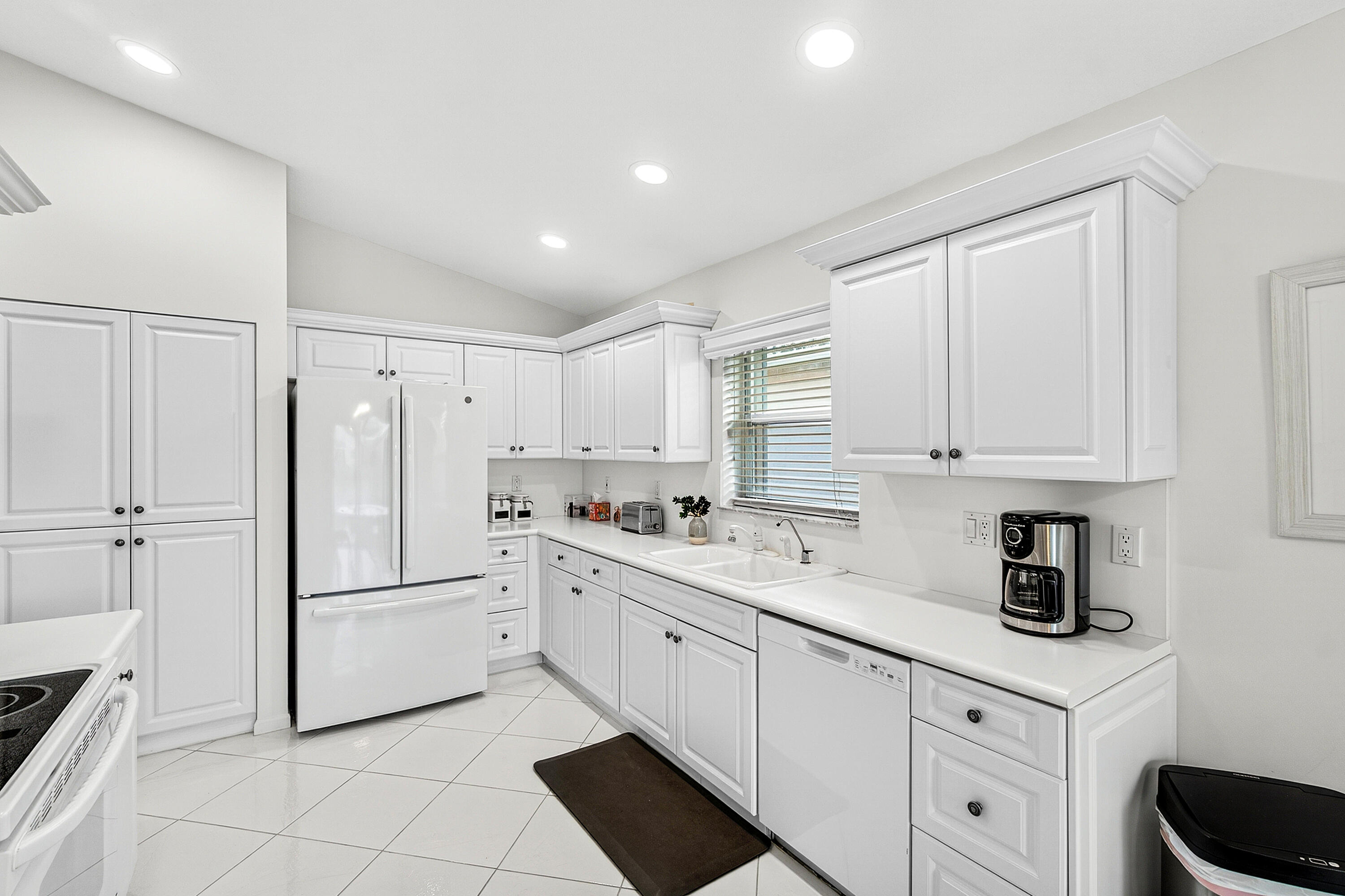 6594 Sun River Road Boynton Beach, FL 33437 - Photo 16 of 37 Kitchen
